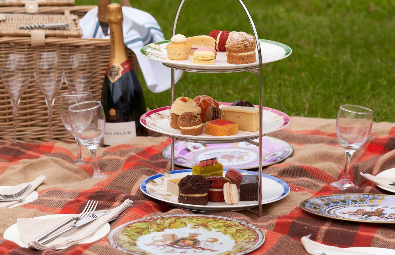 Готель The Mitre, Hampton Court Кінгстон-на-Темзі Екстер'єр фото A picnic