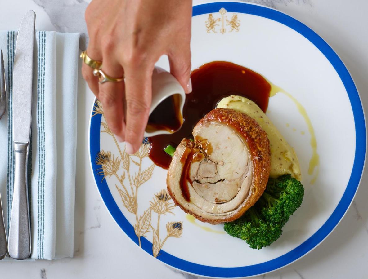 Готель The Mitre, Hampton Court Кінгстон-на-Темзі Екстер'єр фото A pork tenderloin being served