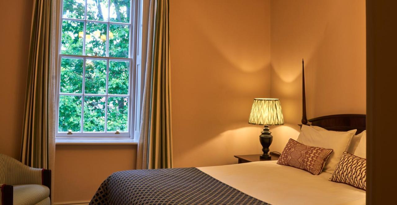 Готель The Mitre, Hampton Court Кінгстон-на-Темзі Екстер'єр фото A bedroom at the hotel