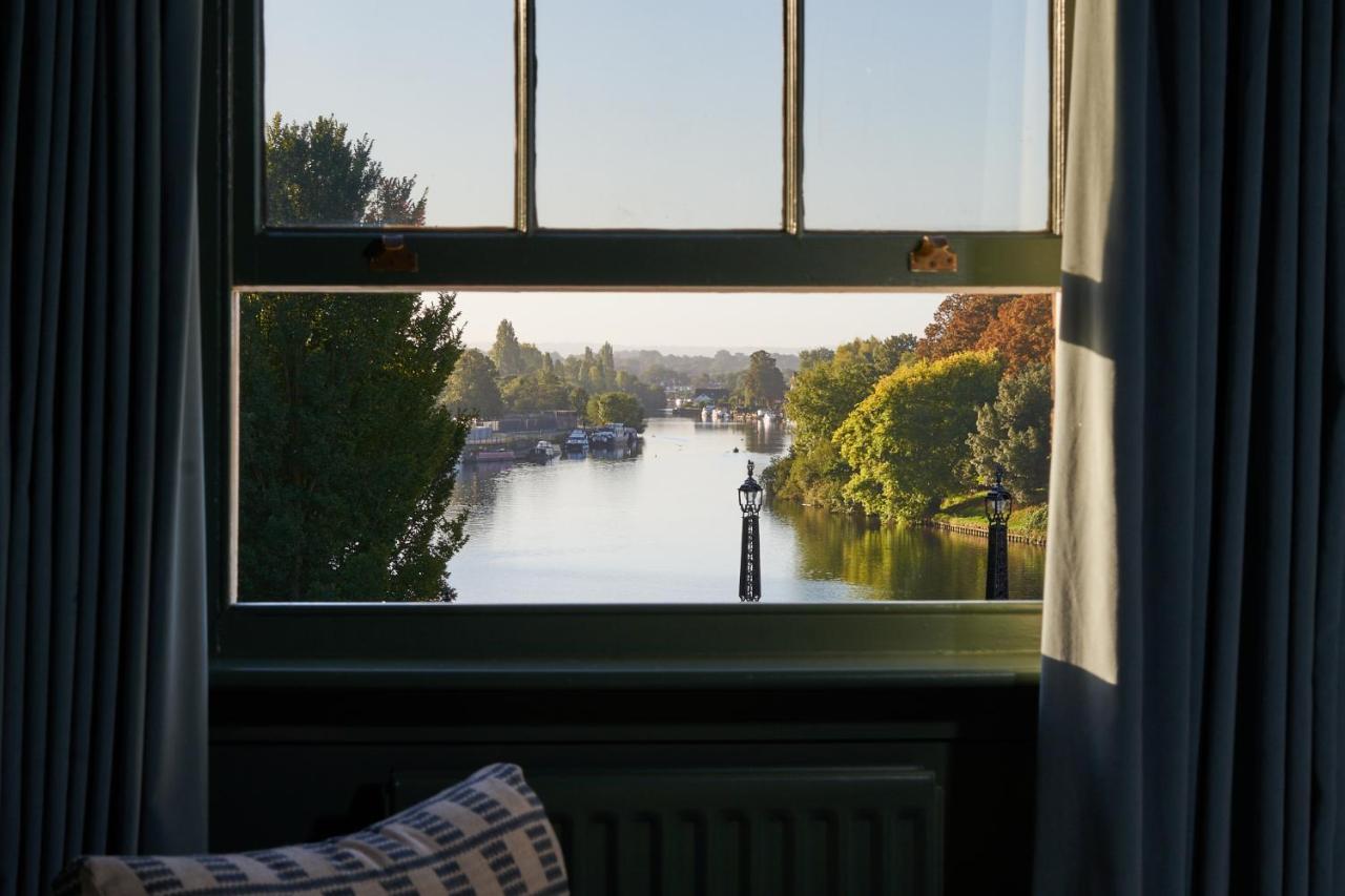 Готель The Mitre, Hampton Court Кінгстон-на-Темзі Екстер'єр фото View of the River Thames from the window of a room at the hotel