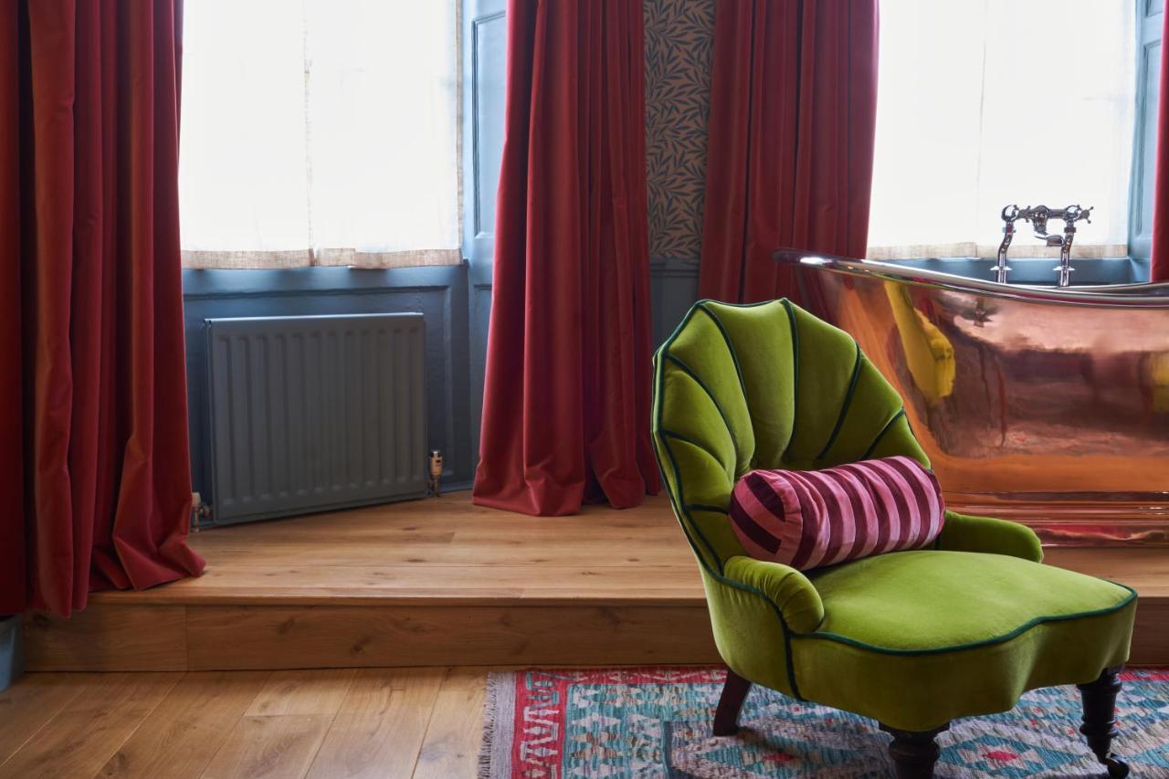Готель The Mitre, Hampton Court Кінгстон-на-Темзі Екстер'єр фото Curtains made from velvet