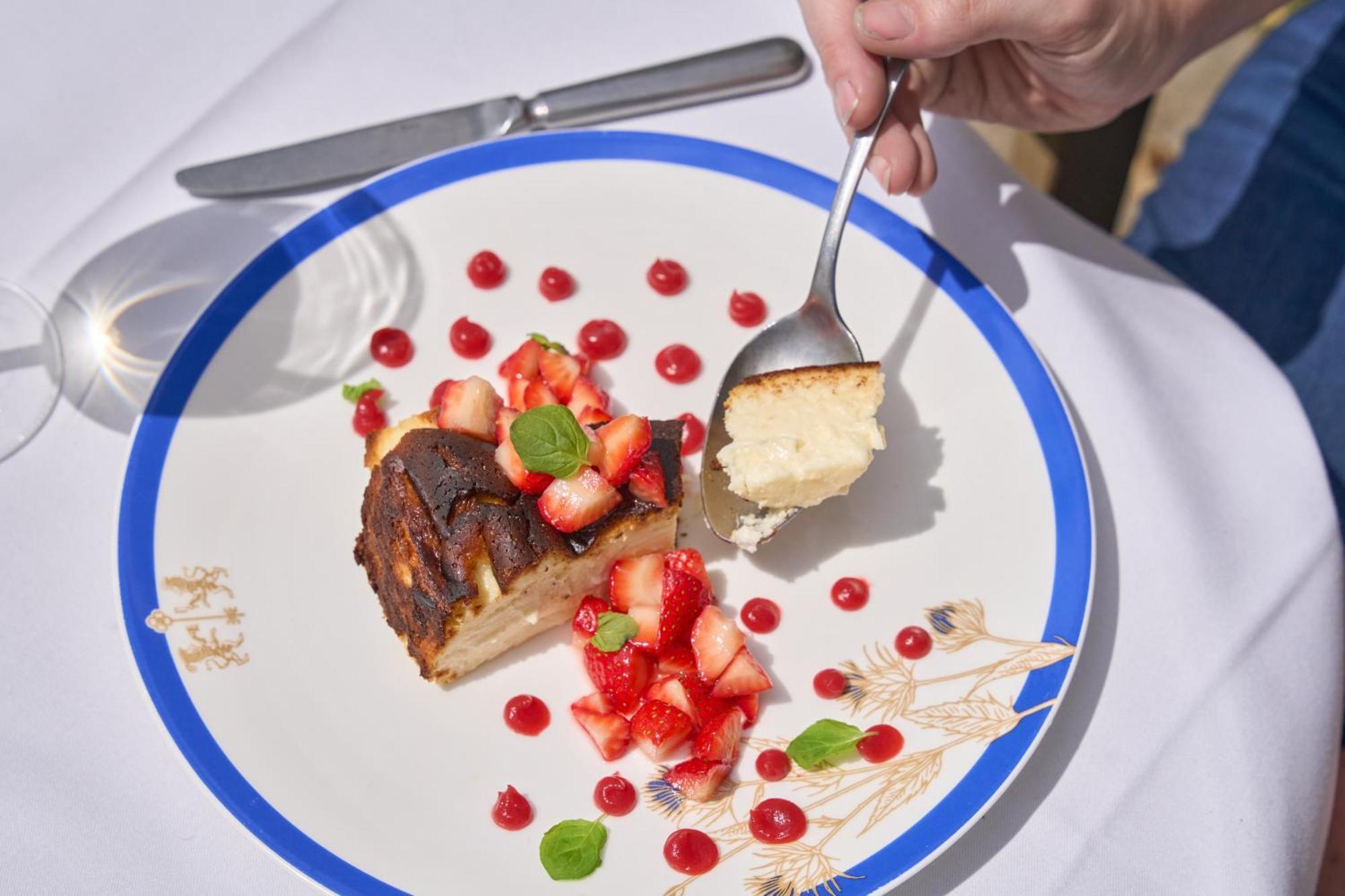 Готель The Mitre, Hampton Court Кінгстон-на-Темзі Екстер'єр фото A person eating a dessert with a spoon