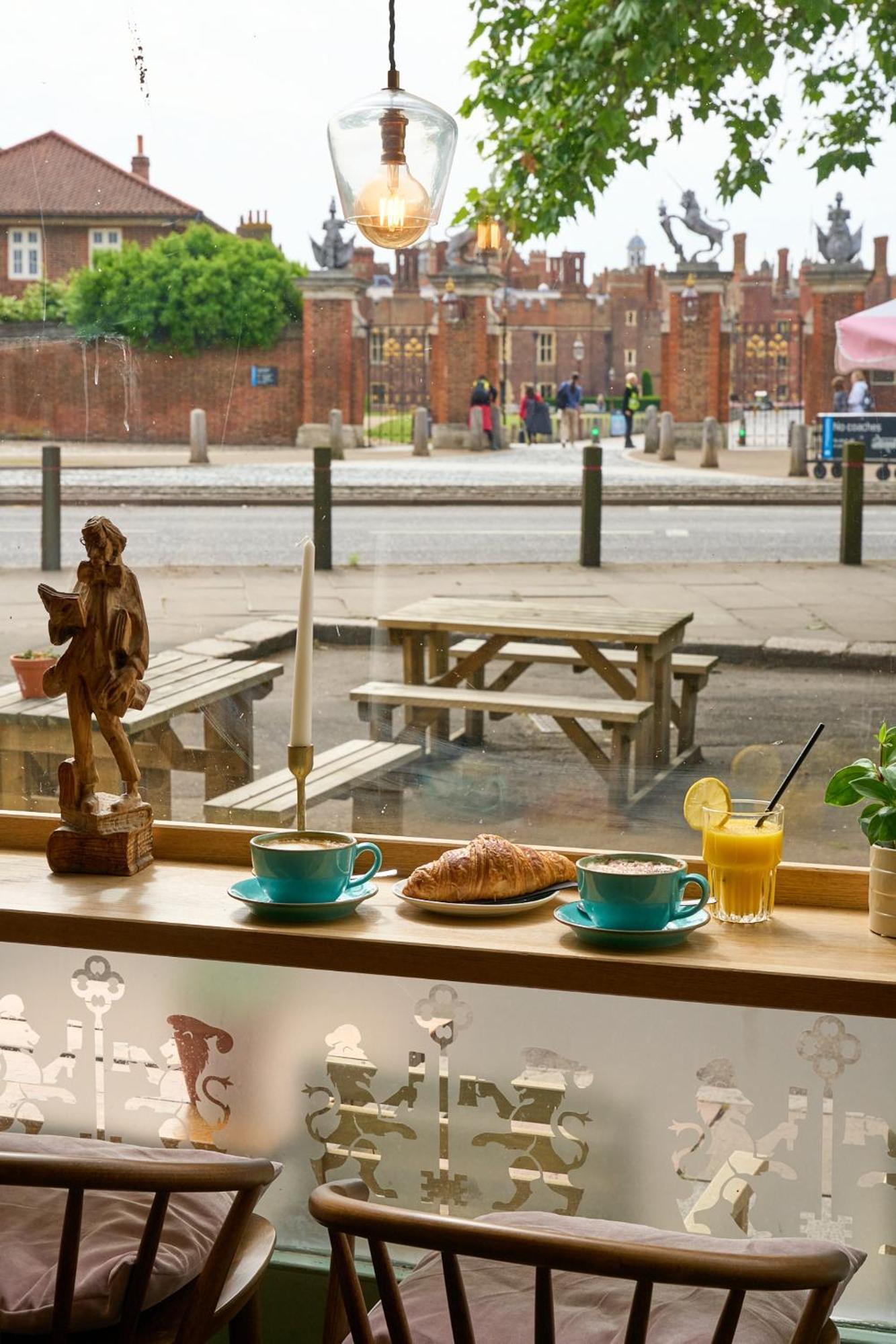 Готель The Mitre, Hampton Court Кінгстон-на-Темзі Екстер'єр фото The view from the window of the café