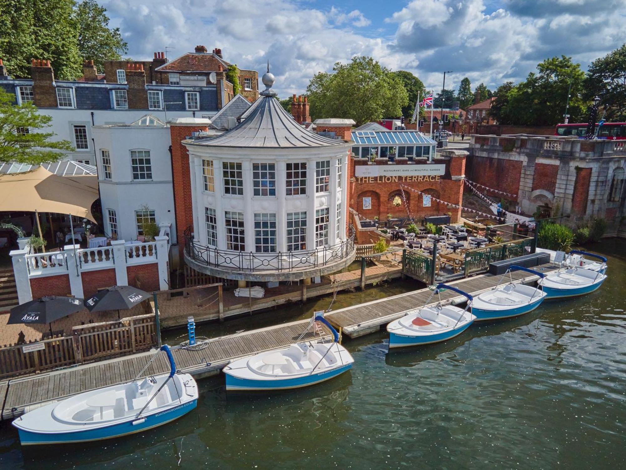 Готель The Mitre, Hampton Court Кінгстон-на-Темзі Екстер'єр фото The River Wey at the centre of Farnham